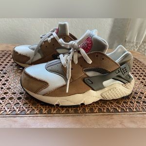 Nike X Stussy Huarache Run LE QS (PS) Size 13C “Desert Oak” DH3324 200